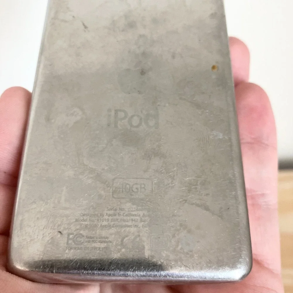 Apple iPod classic Model A1019 White (10 GB) FOR PARTS/REPAIR